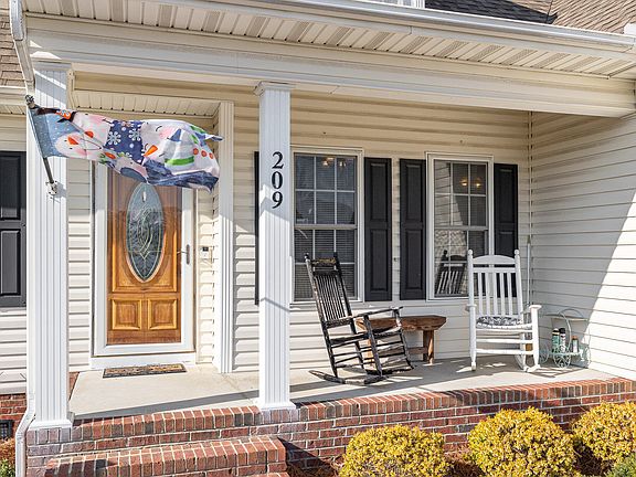 4th image of 209 Mar Joy Dr