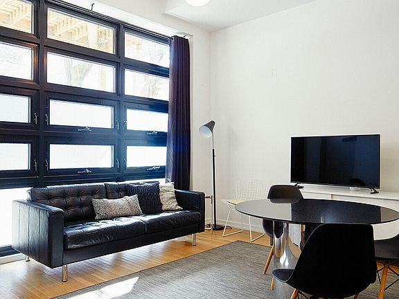 2nd image of 1219 W Gunnison St #1R