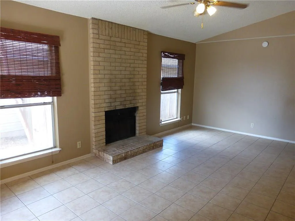 2 bed, 2.0 bath, 925 sqft, $1,645 — Photo 3