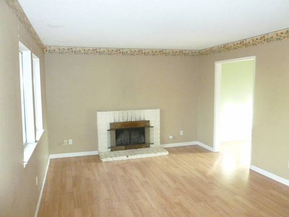 Living room w/ Fireplace