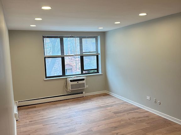 3rd image of 1021 W Ardmore Ave #1B