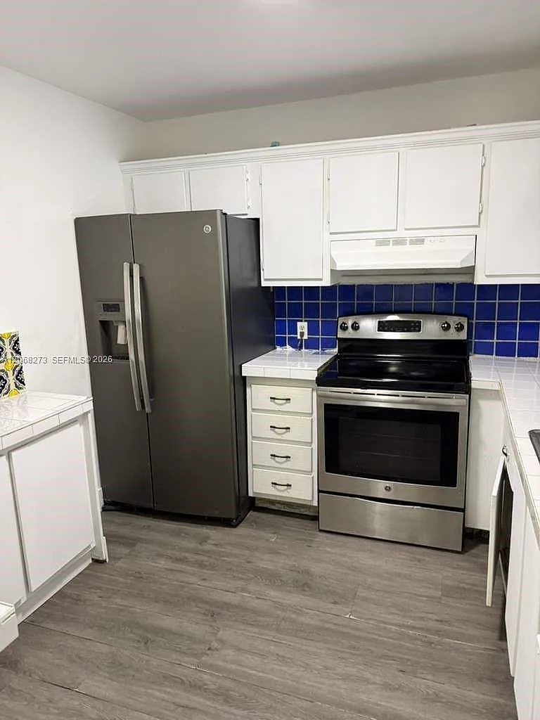 Capri Gardens Condo — Photo 4
