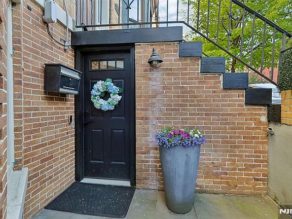 2nd image of 829 Garden St #B