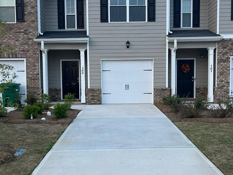 300 Bisham Ct — Photo 1