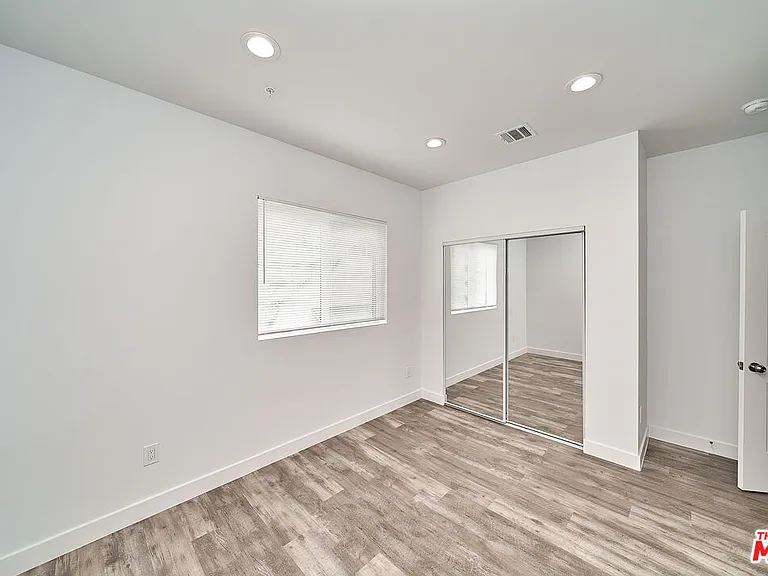 601 W 41st Pl — Photo 19