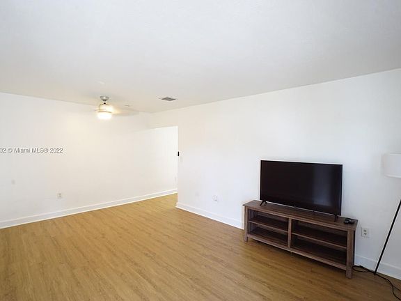 3rd image of 13880 NE 20th Pl APT 7