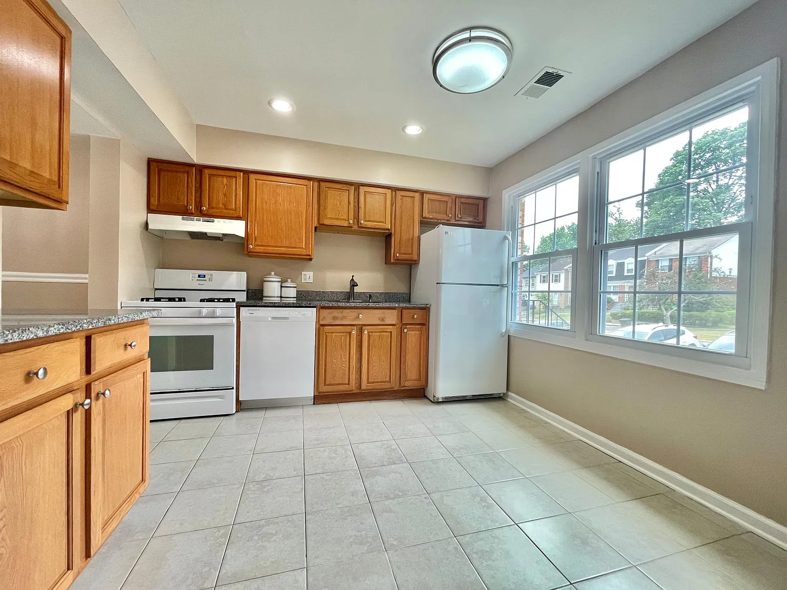2090 Pilgrim Dr — Photo 2