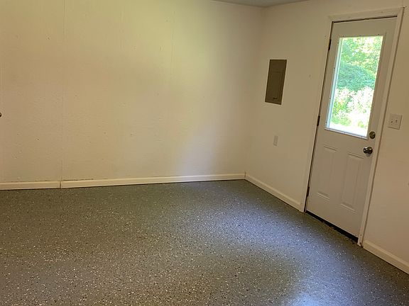4th image of 12 Peachtree Ln