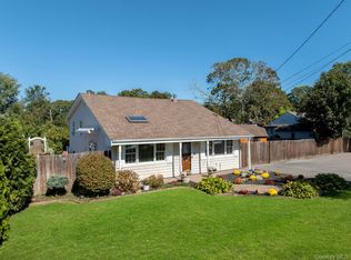 3 Hoover Ct, Mastic, NY 11950