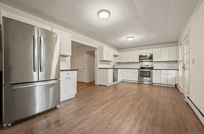 4 bed, 2.0 bath, 2192 sqft, $3,750 — Photo 2