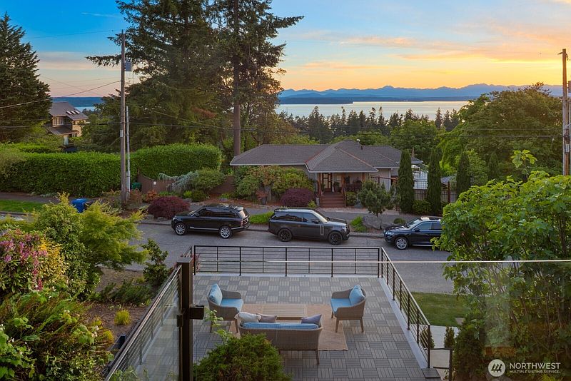 4th image of 7602 44th Avenue SW