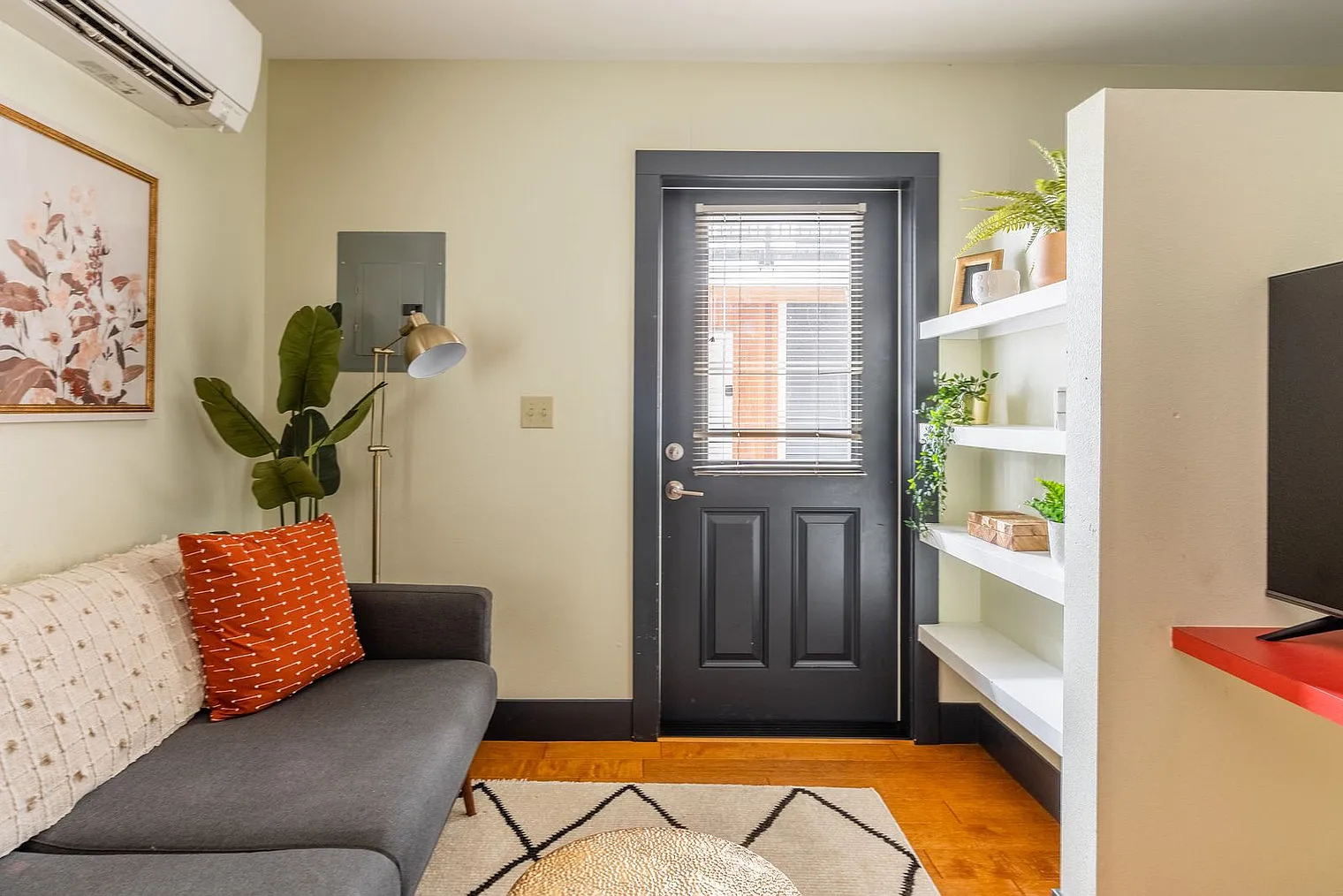 1 bed, 1.0 bath, 279 sqft, $2,000 — Photo 2