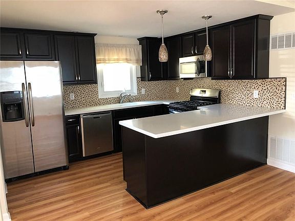 3rd image of 11 Lone Oak Cir
