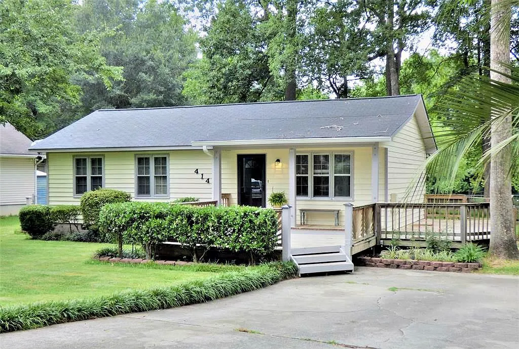 414 Edgewater Cir photo 1