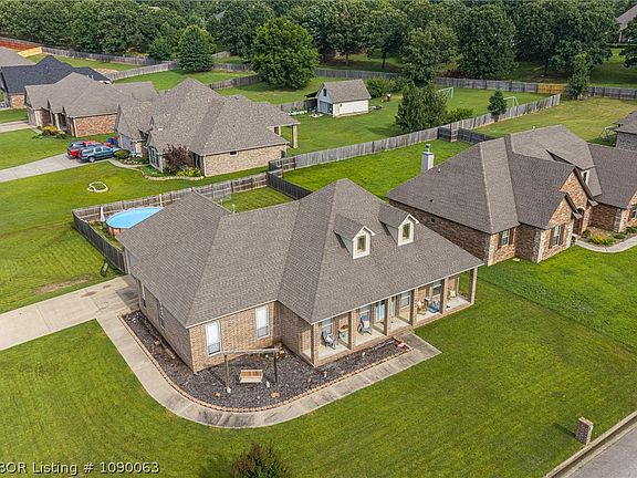 4th image of 611 Deerwood Dr