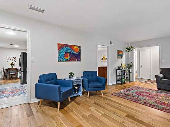 5th image of 605 32nd St SE