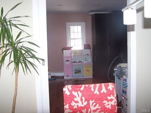 5th image of 236 Marilyn Dr