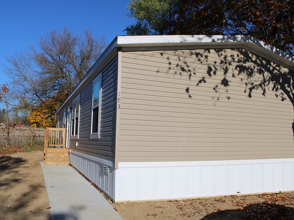 2nd image of 193 Lakeshore Cir