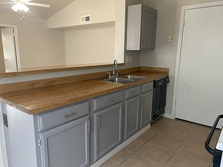 2425 Limestone Dr — Photo 7