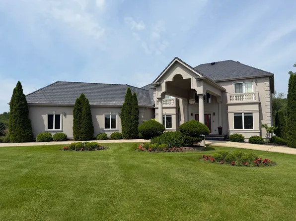 9 Falcon Lakes Dr, South Barrington, IL 60010