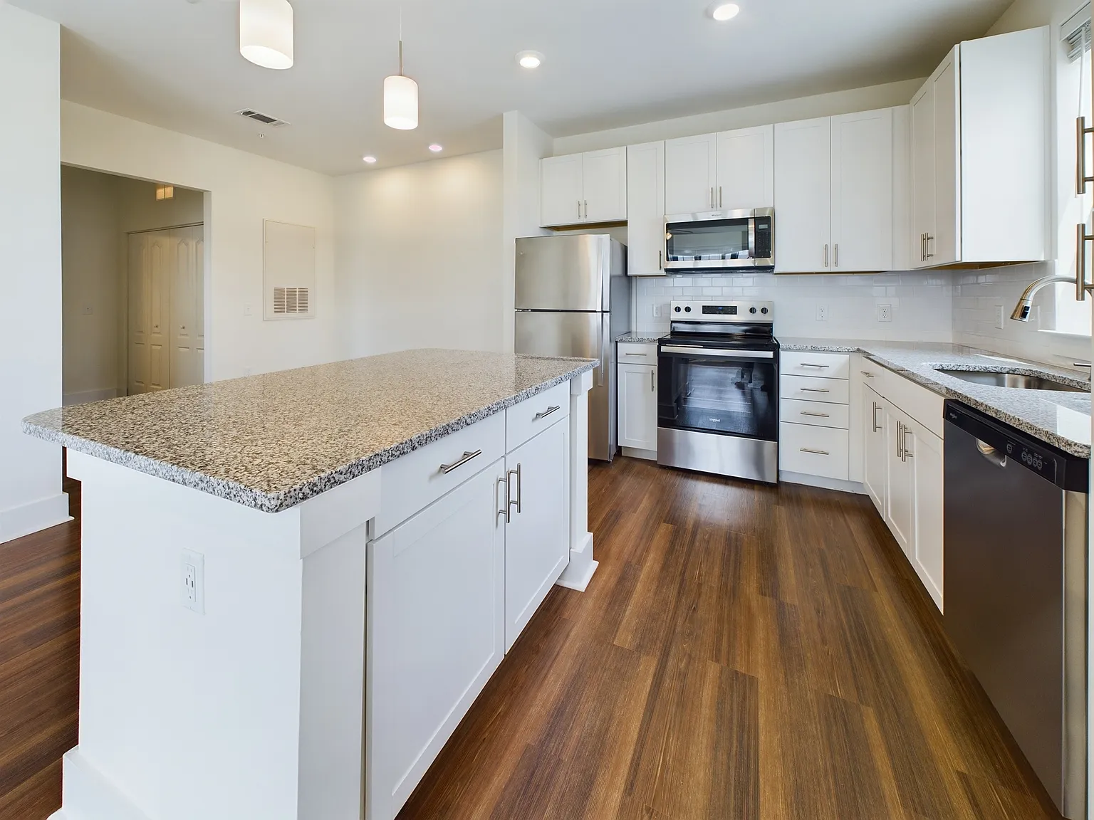 1 bed, 874 sqft, $1,959 — Photo 3
