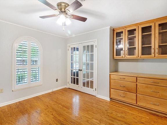 5th image of 555 Marilyn Dr