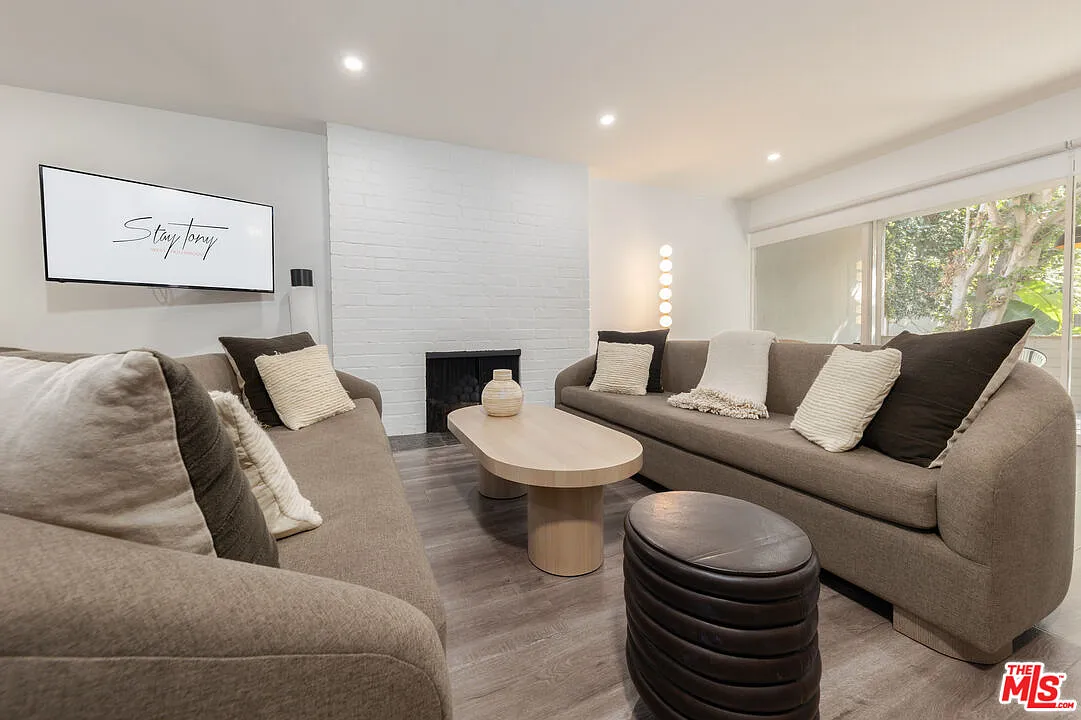1 bed, 1.0 bath, 1100 sqft, $4,472 — Photo 4