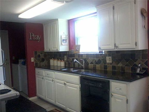 5th image of 305 Magnolia St
