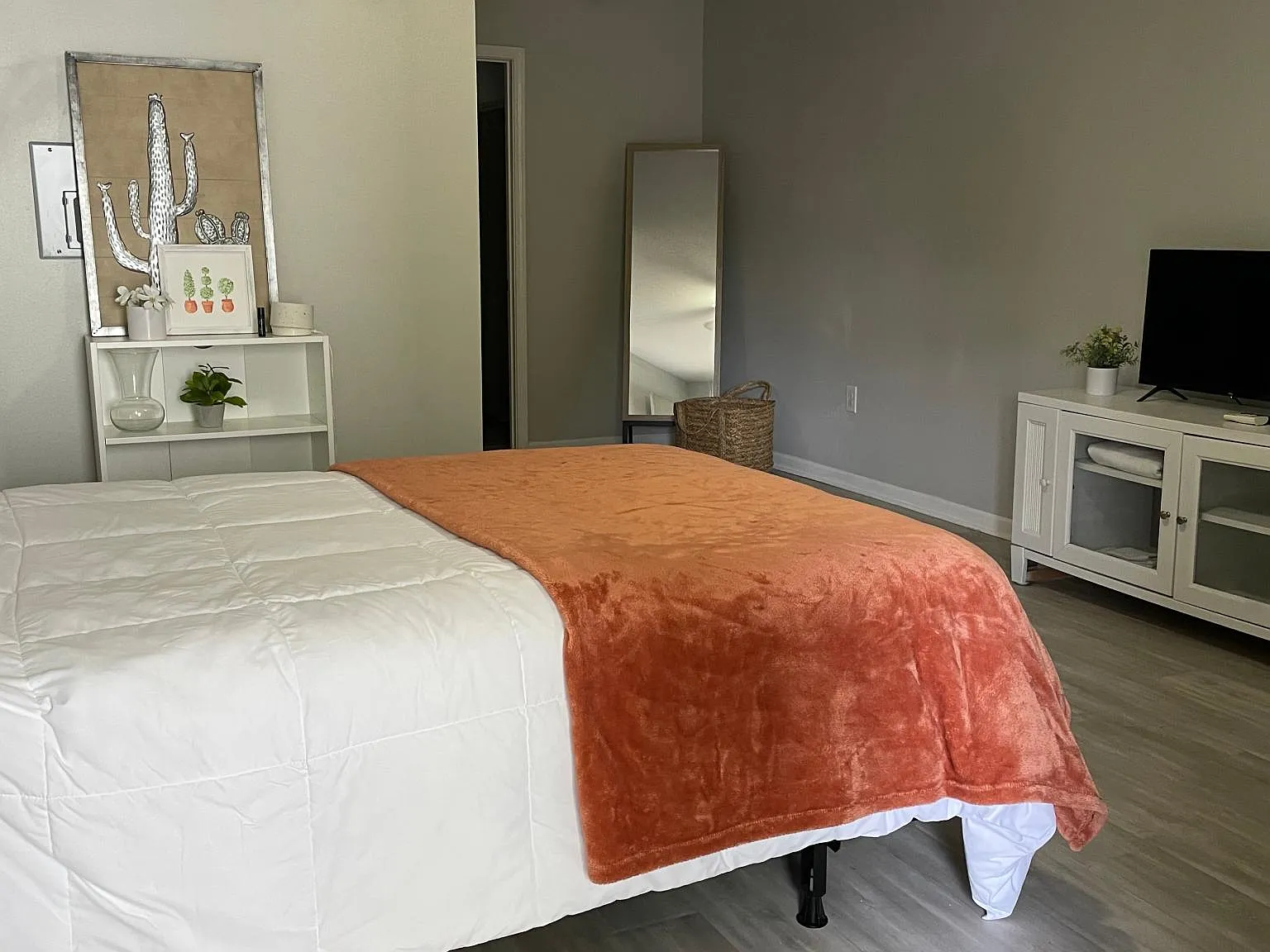 Studio, 300 sqft, $1,400 — Photo 1