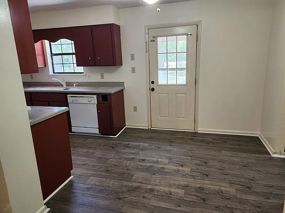 5th image of 482 Elm St