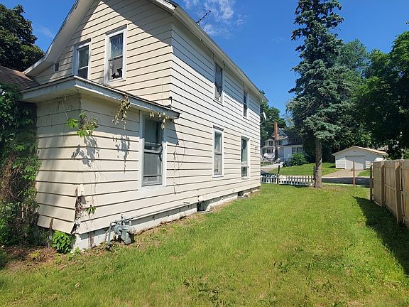 3rd image of 802 Locust St