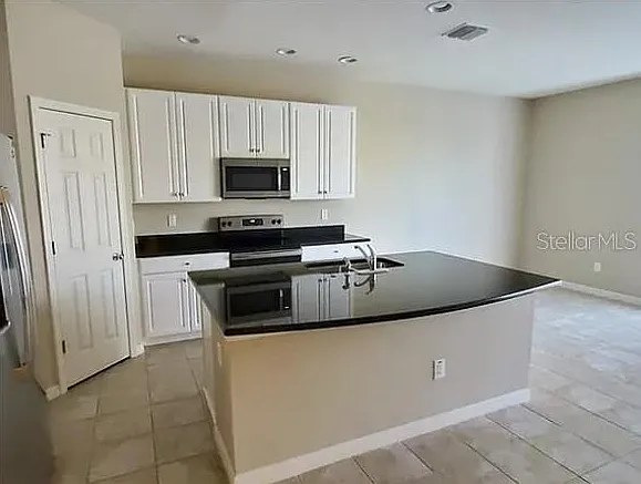 3 bed, 2.5 bath, 1400 sqft, $2,000 — Photo 2