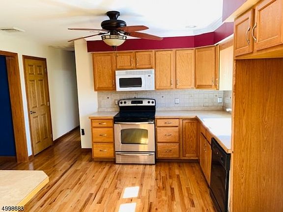 4th image of 532 Grand View Dr