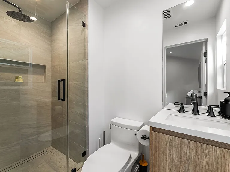 5827 Jumilla Ave — Photo 18