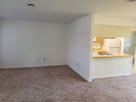 3rd image of 120 SW Trafalgar Pkwy APT 2