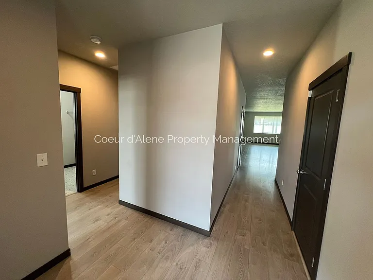 246 N Olivewood Ln — Photo 2
