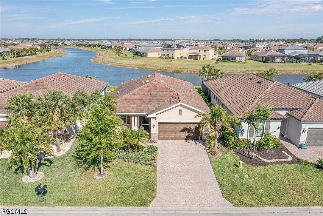 3 bed, 3.0 bath, 1852 sqft, $2,300 — Photo 3