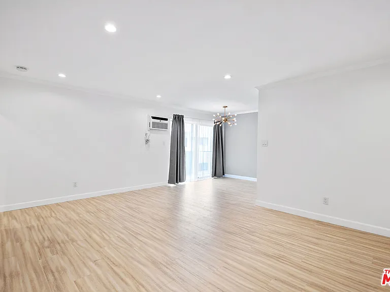 960 Larrabee St #214 — Photo 6
