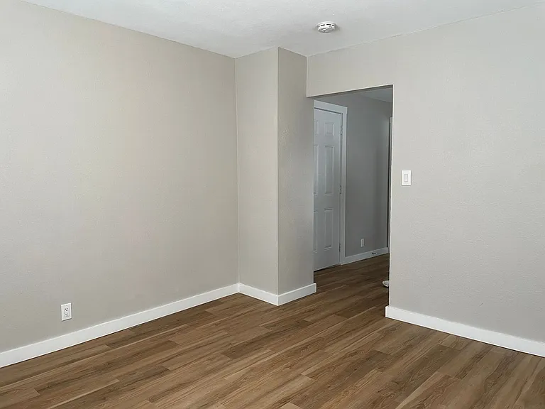 111 10th St SE #4 — Photo 5
