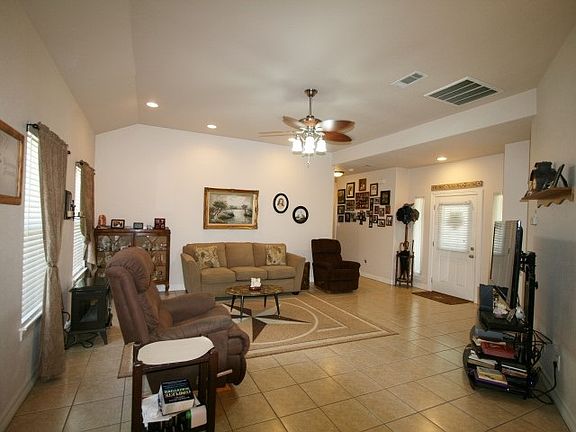 5th image of 121 W Persimmon Dr