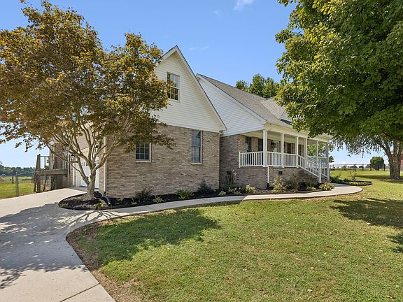 3rd image of 13 Elizabeth Cir