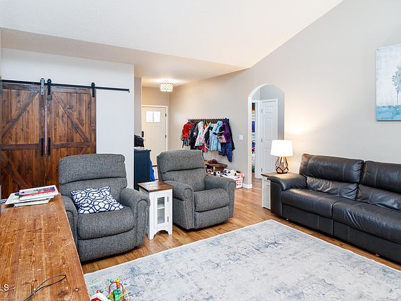 5th image of 636 Prescott Ln