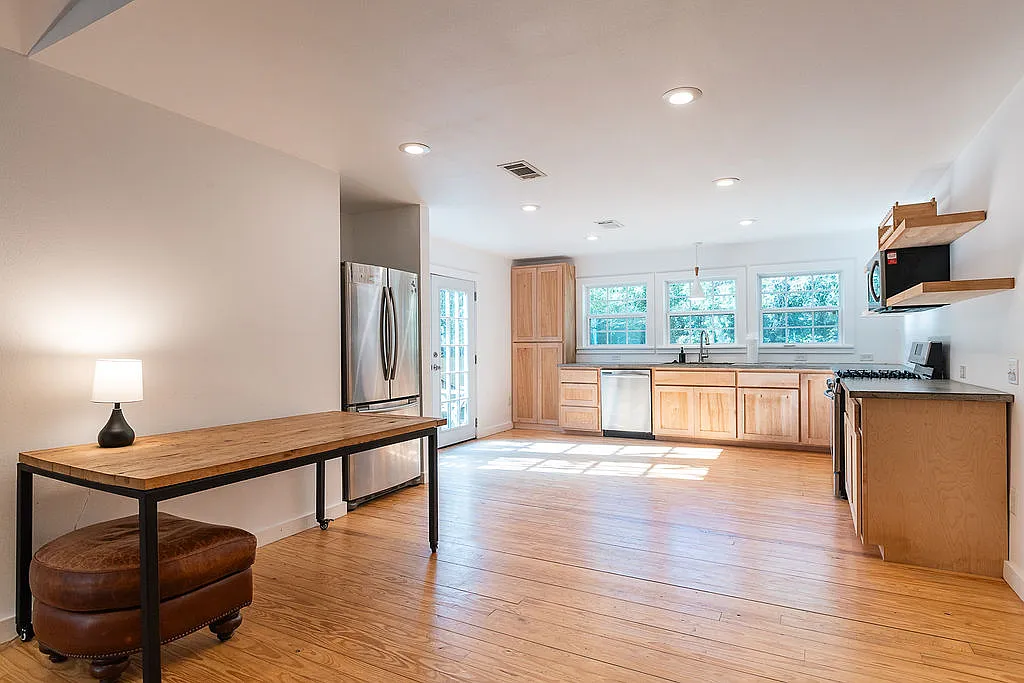3 bed, 1350 sqft, $2,250 — Photo 3