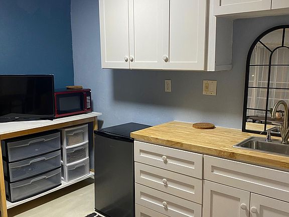 5th image of 2817 E Lester St Studio 1