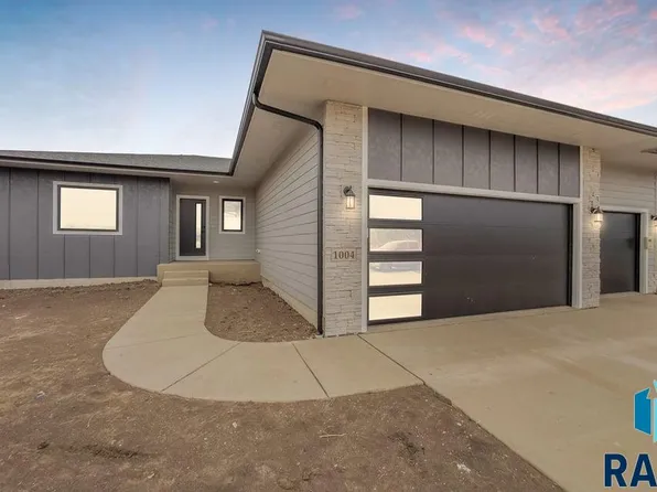 1004 N Juniper St, Lennox, SD 57039