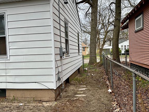 3rd image of 2529 Hoyt St