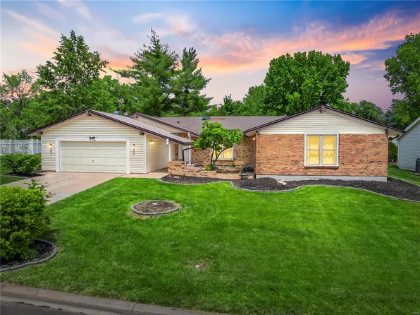 202 Rue Grand Dr, Lake Saint Louis, MO 63367