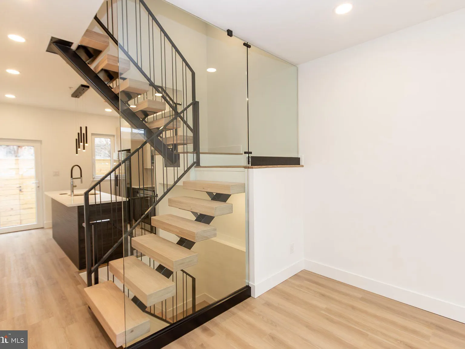 3 bed, 3.0 bath, 1696 sqft, $2,600 — Photo 2