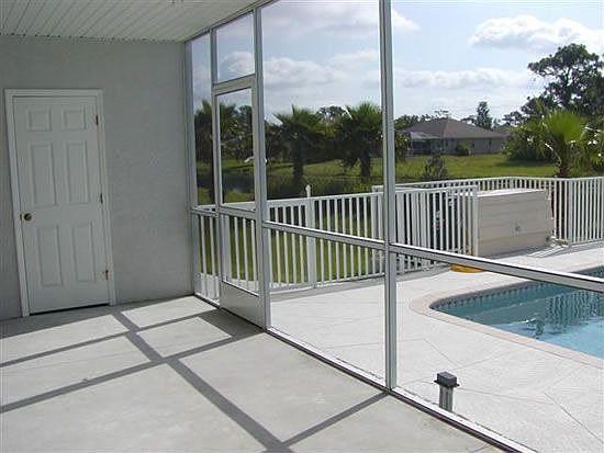 entry to pool from lanai