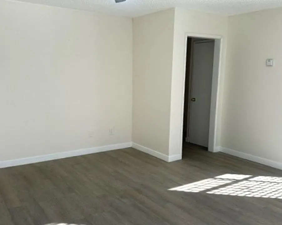 626 W 78th St